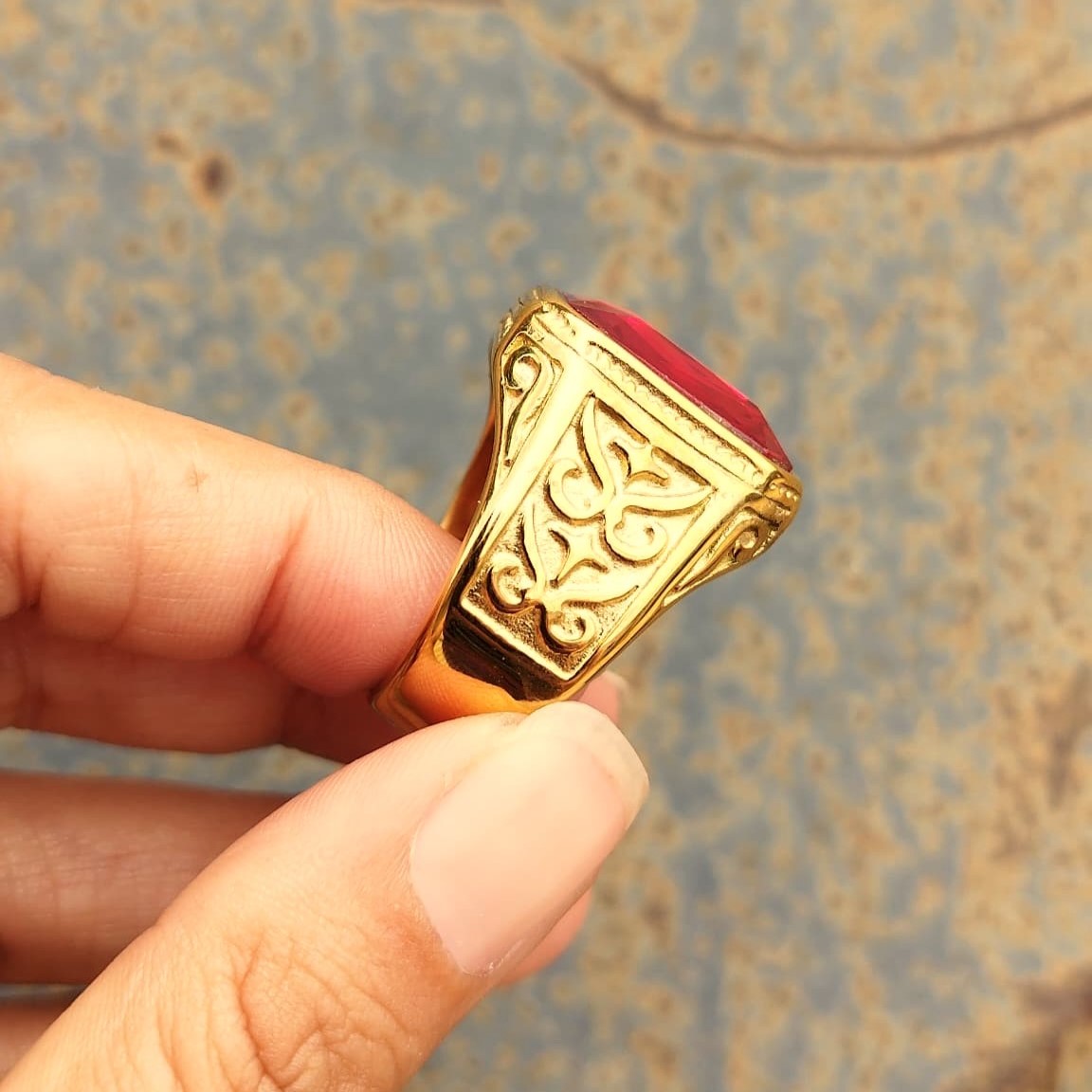 ANILLO VINTAGE DORADO PIEDRA ROJA