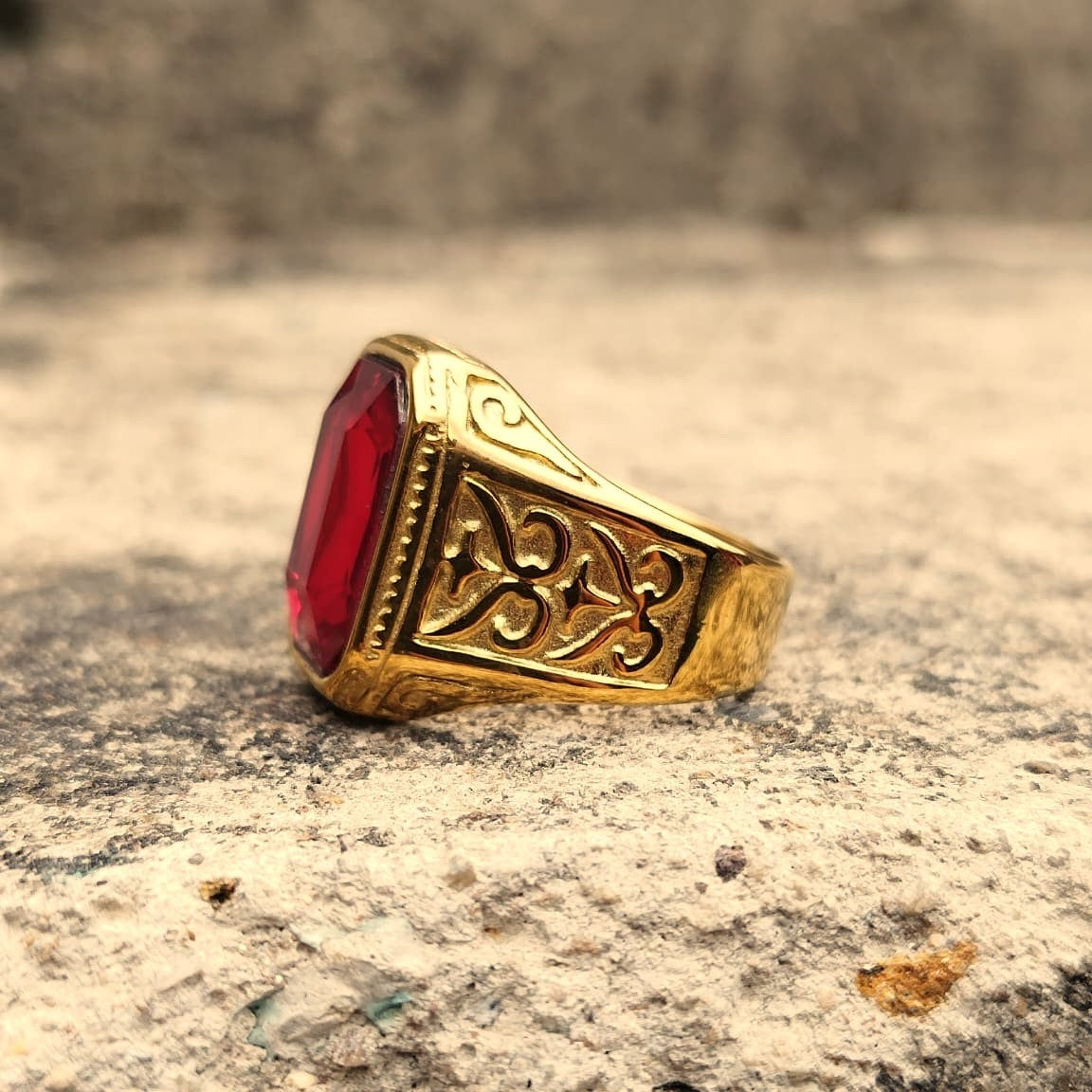 ANILLO VINTAGE DORADO PIEDRA ROJA