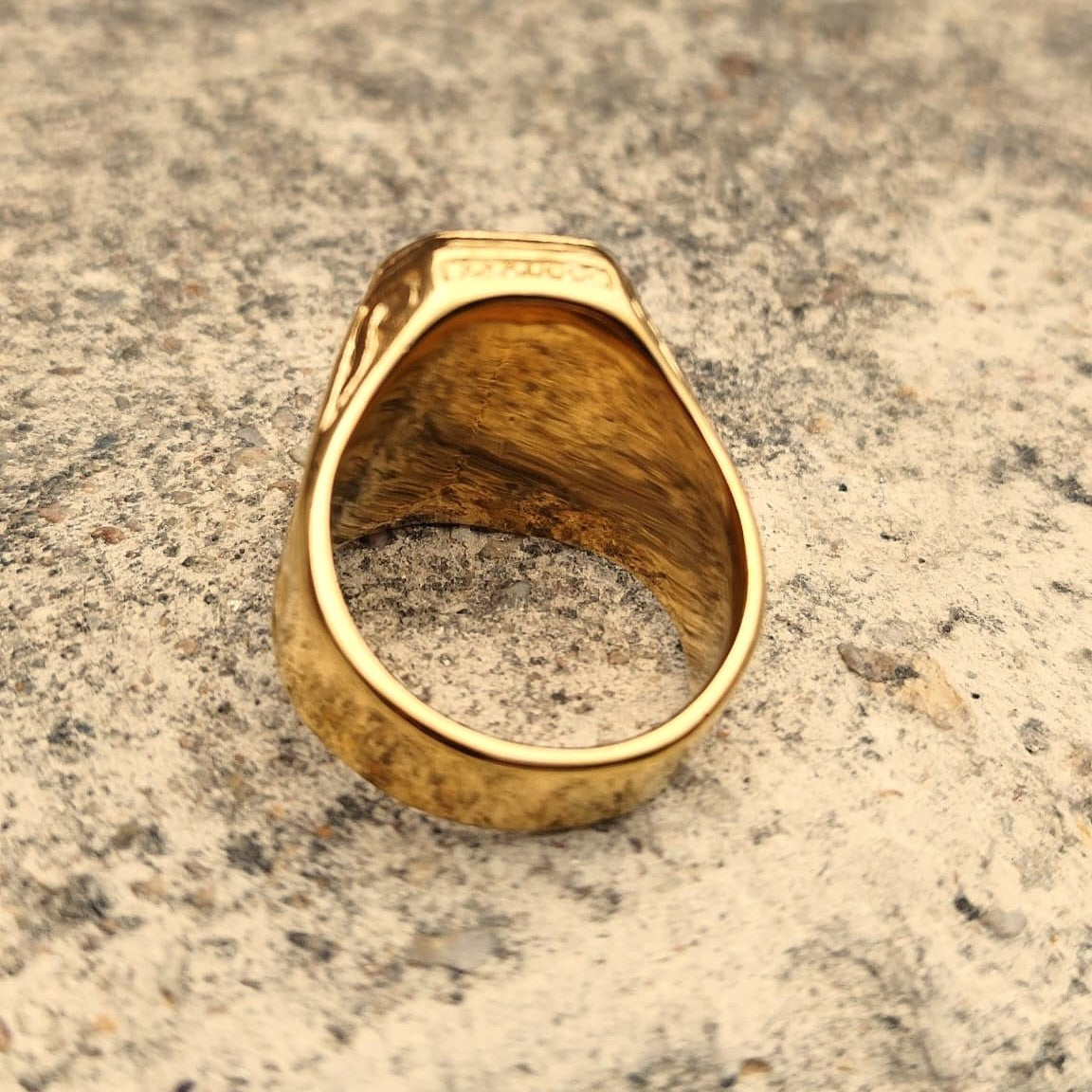 ANILLO VINTAGE DORADO PIEDRA ROJA