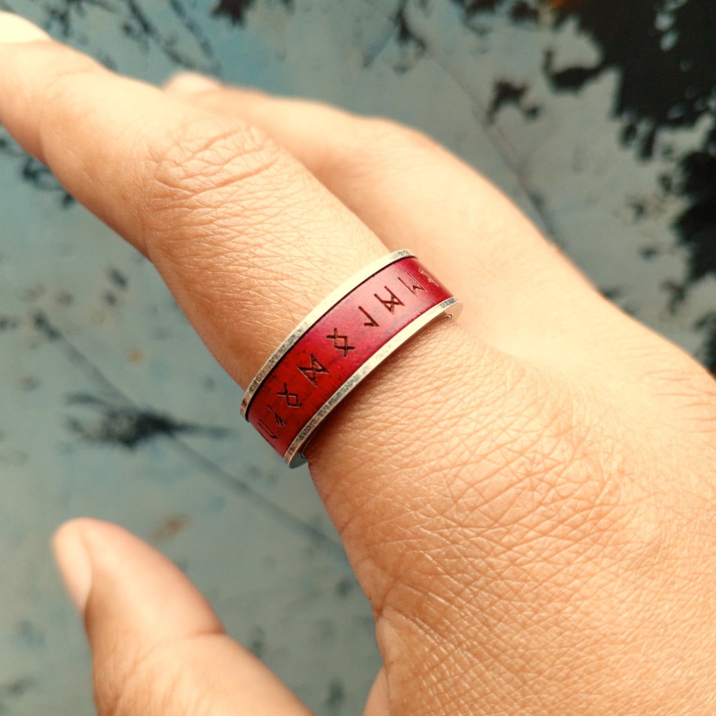 ANILLO LISO ROJO VIKINGO (ANTIESTRES)