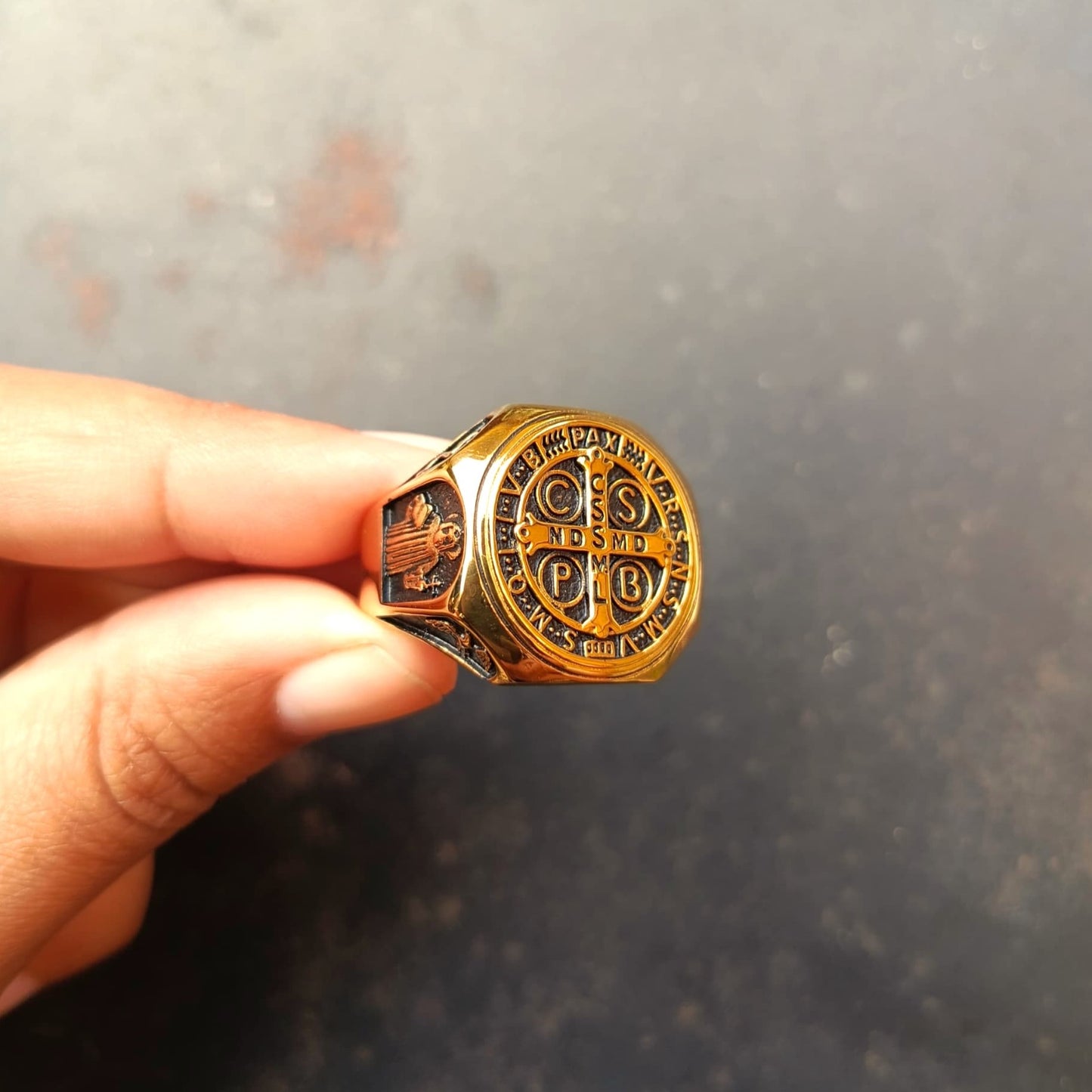 ANILLO SAN BENITO DORADO CUADRADO