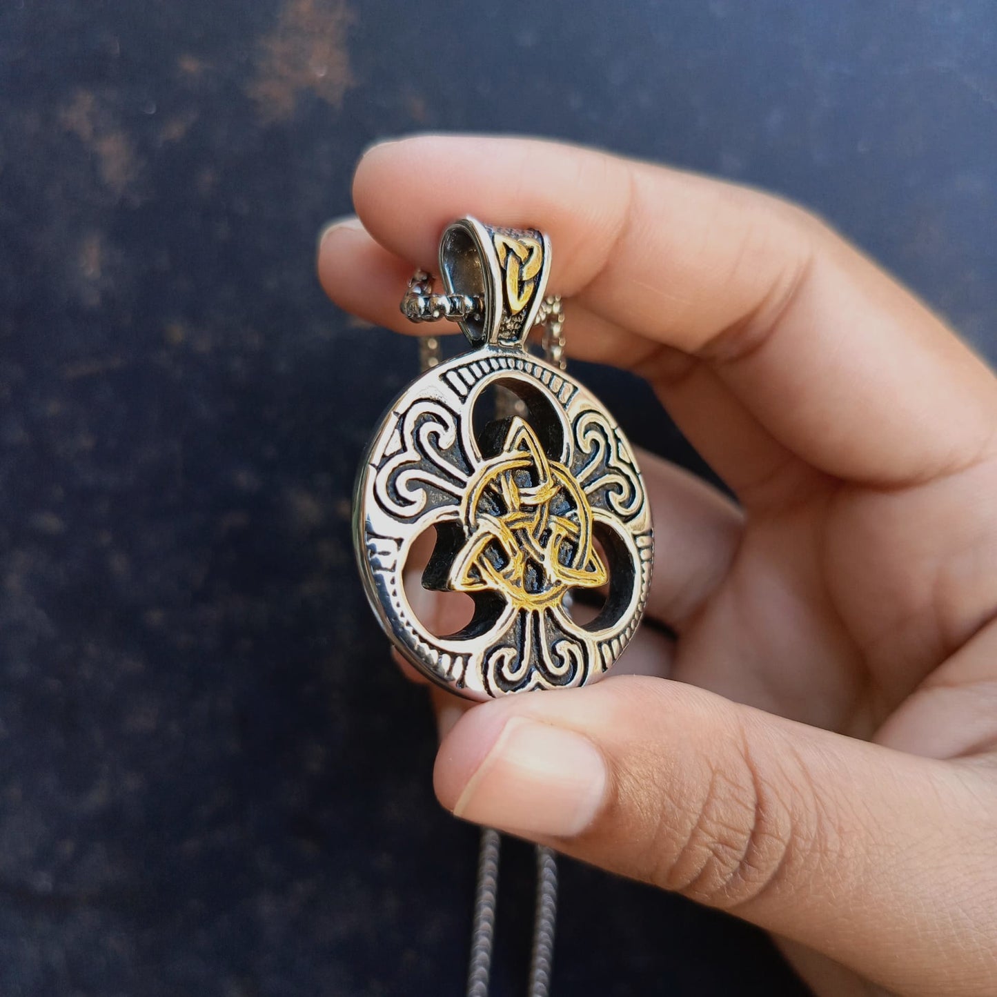 COLLAR TRIQUETA CON DORADO