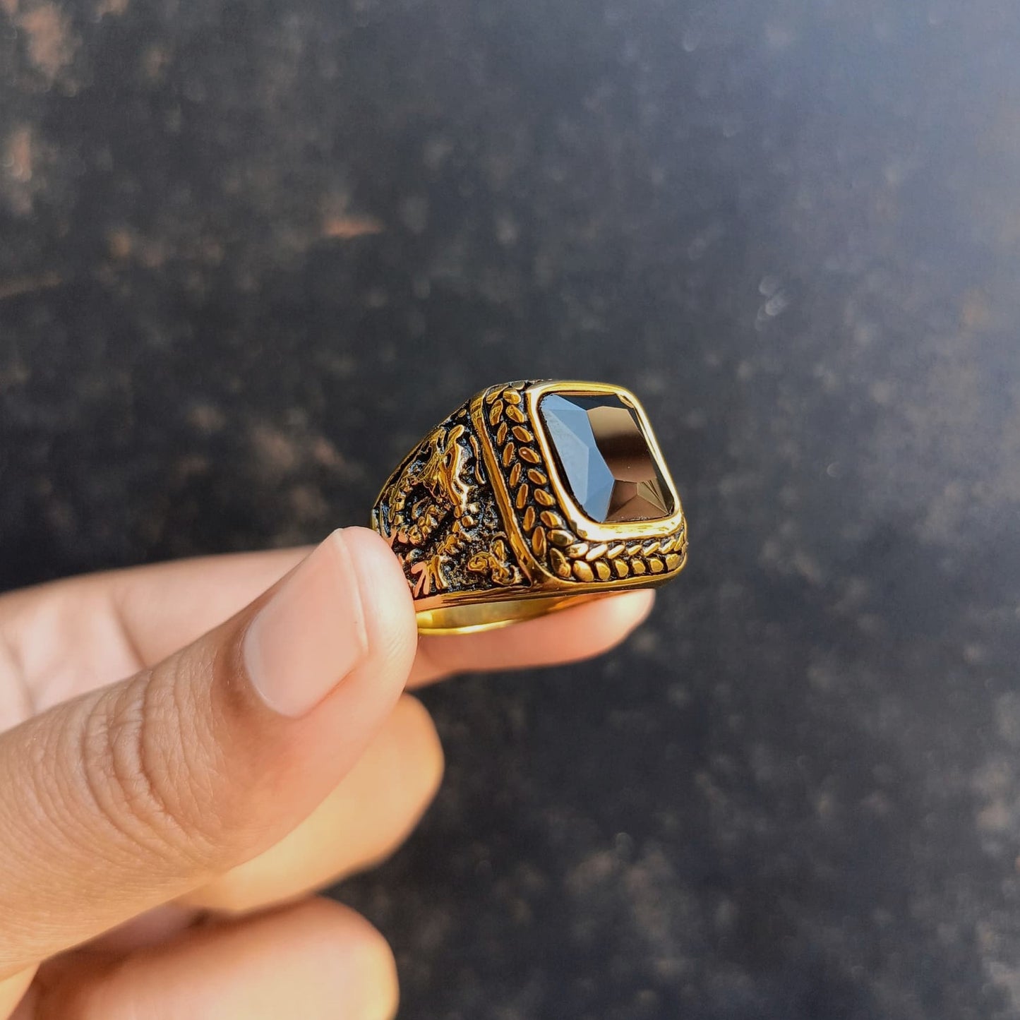 ANILLO DORADO PIEDRA NEGRA CON DRAGON