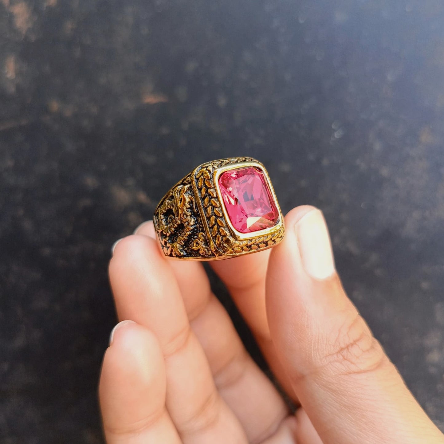 ANILLO DORADO PIEDRA CON DRAGON