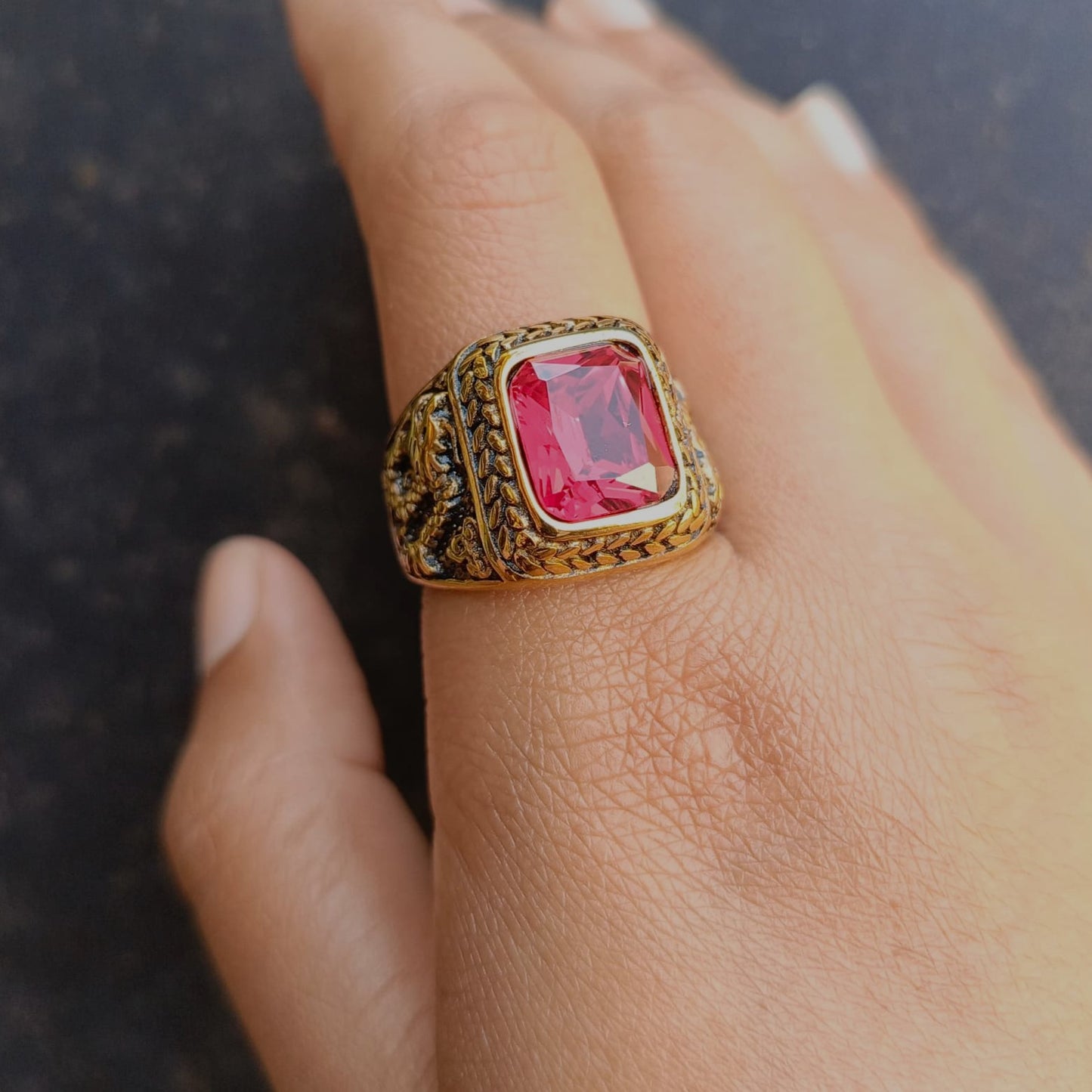 ANILLO DORADO PIEDRA CON DRAGON