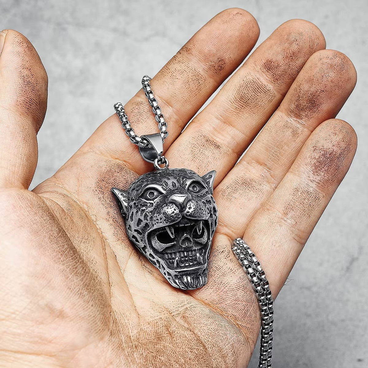 COLLAR LEON CON CALAVERA