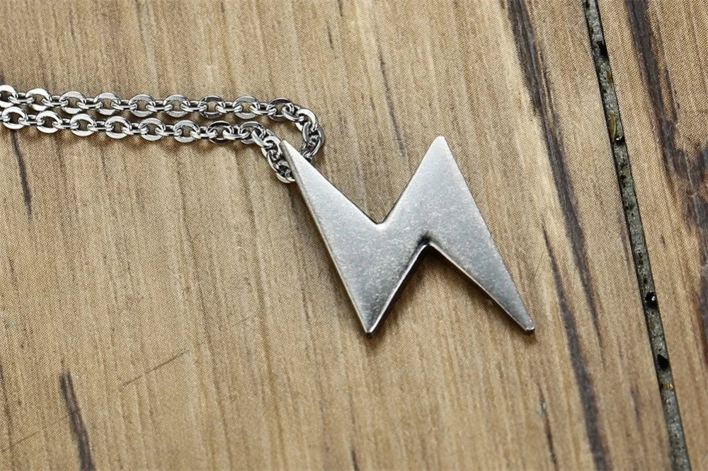 COLLAR FORMA DE RAYO ACERO