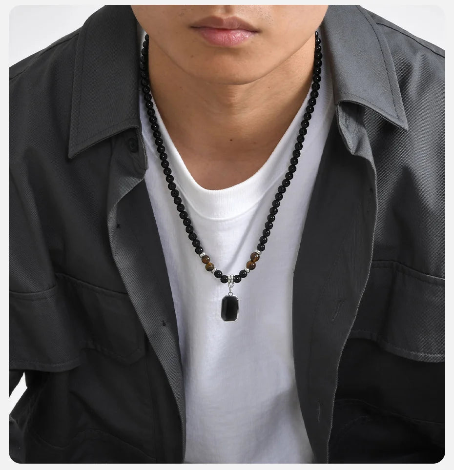COLLAR DE CUENTAS CON DIJE RECTANGULAR