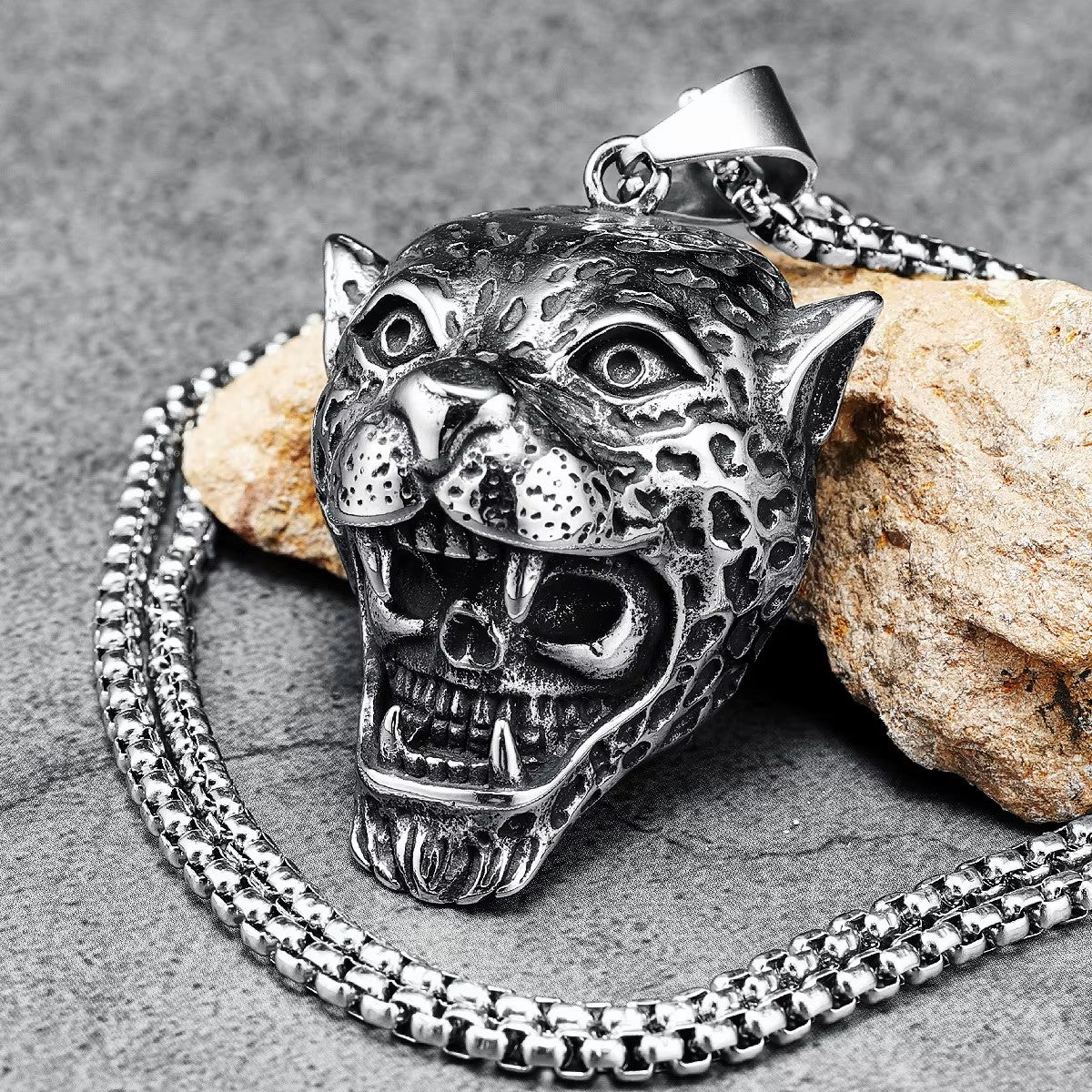 COLLAR LEON CON CALAVERA
