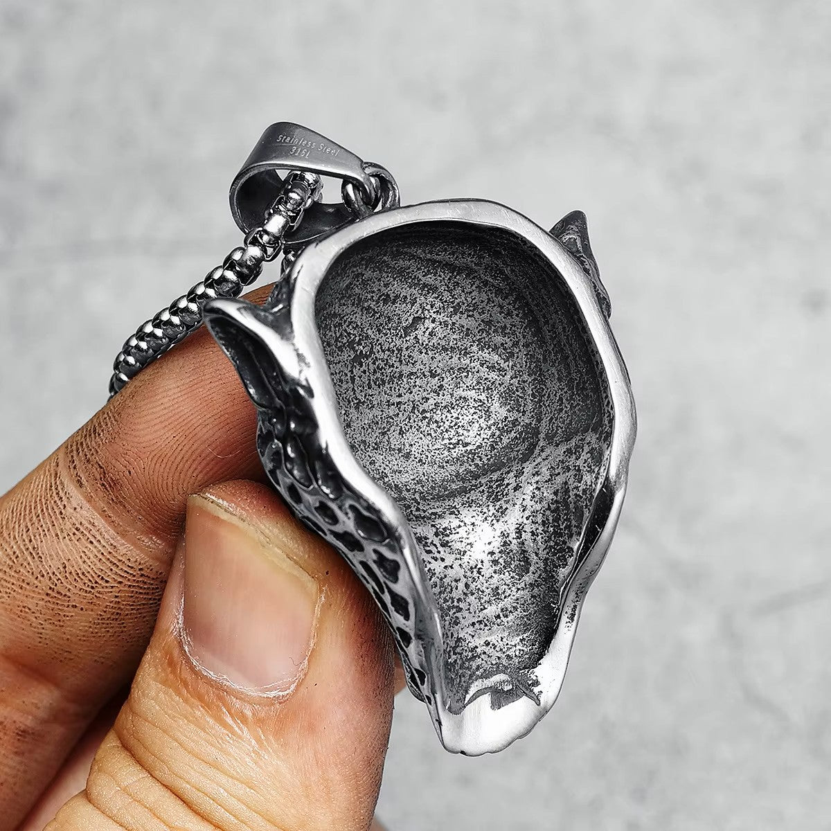 COLLAR LEON CON CALAVERA
