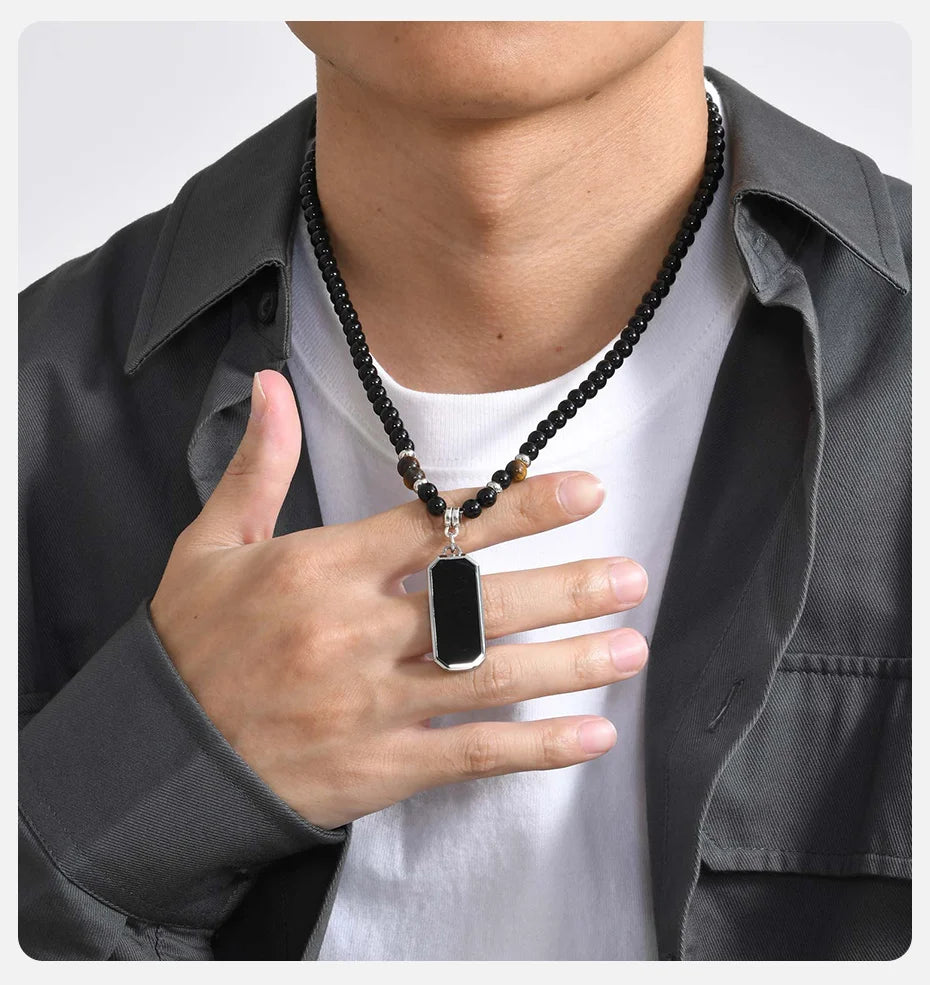 COLLAR DE CUENTAS CON DIJE RECTANGULAR