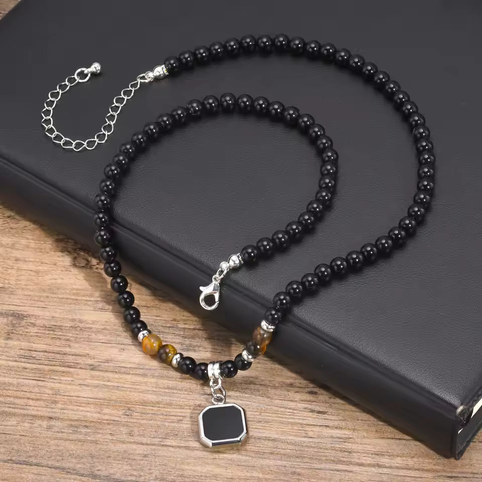 COLLAR DE CUENTAS CON DIJE RECTANGULAR