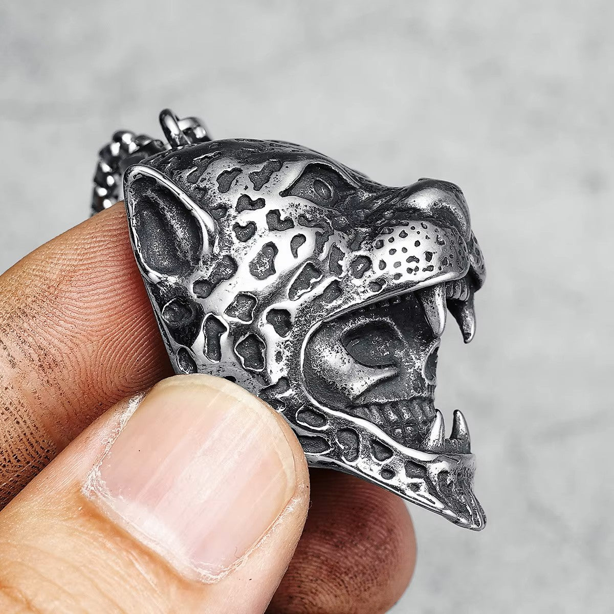 COLLAR LEON CON CALAVERA