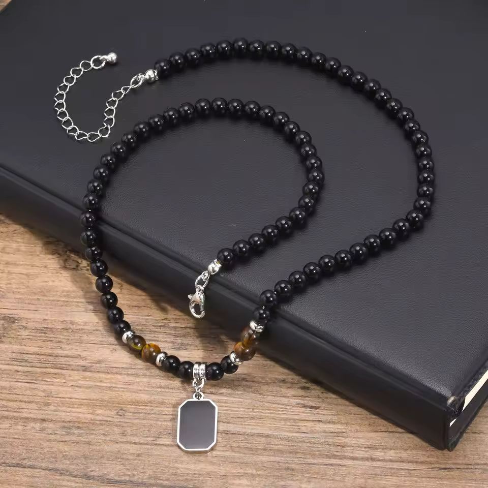 COLLAR DE CUENTAS CON DIJE RECTANGULAR