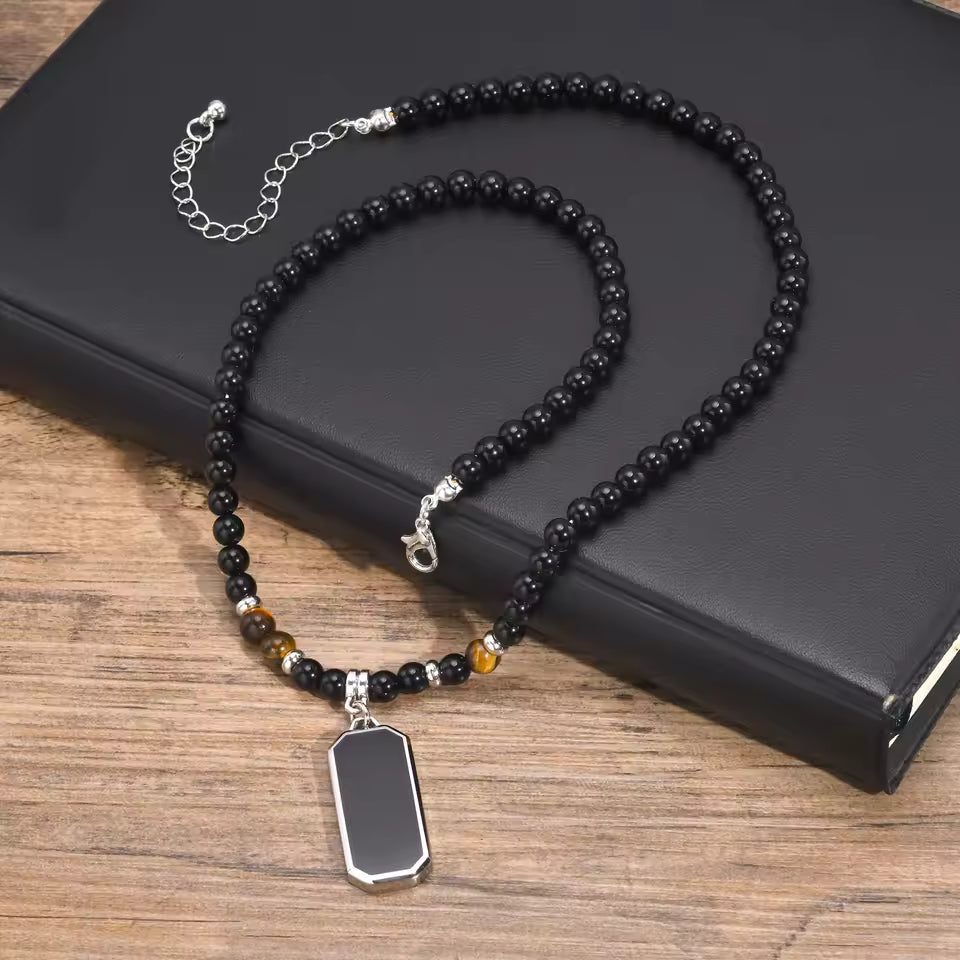 COLLAR DE CUENTAS CON DIJE RECTANGULAR