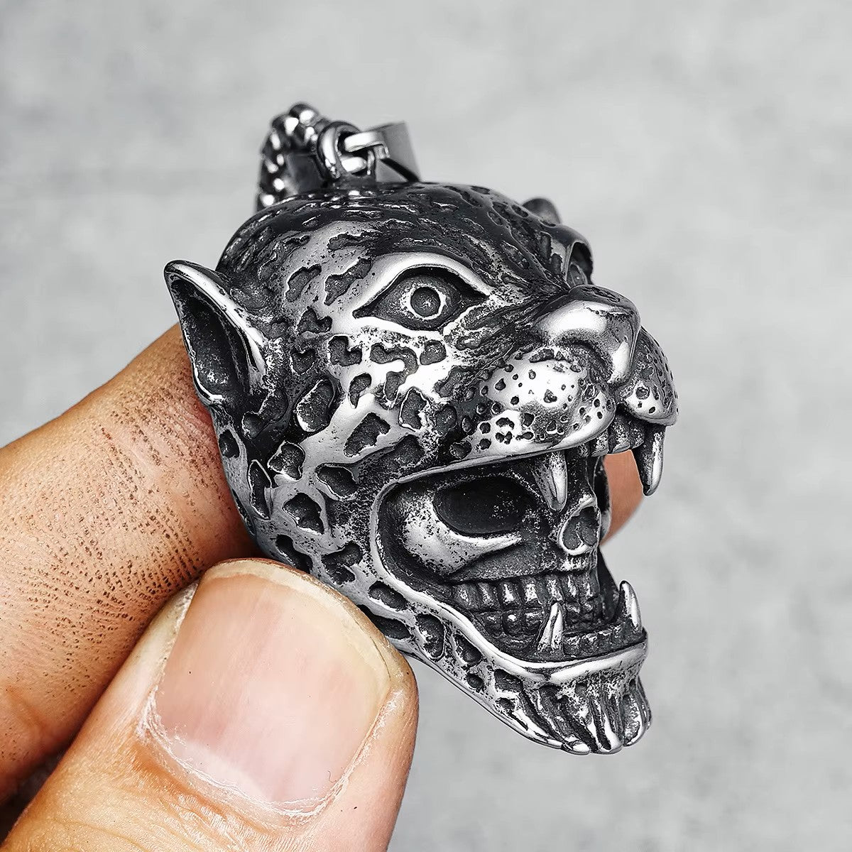 COLLAR LEON CON CALAVERA