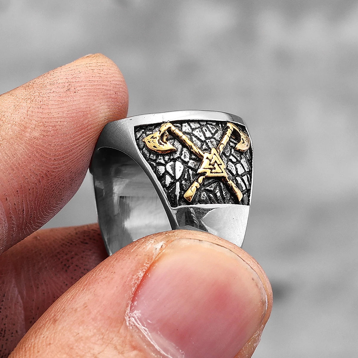 ANILLO CON HACHA VIKINGO