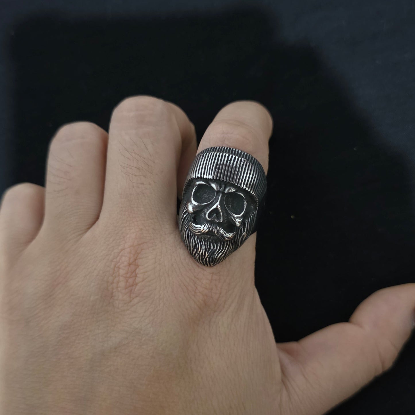 ANILLO CALAVERA CON CAPUCHA