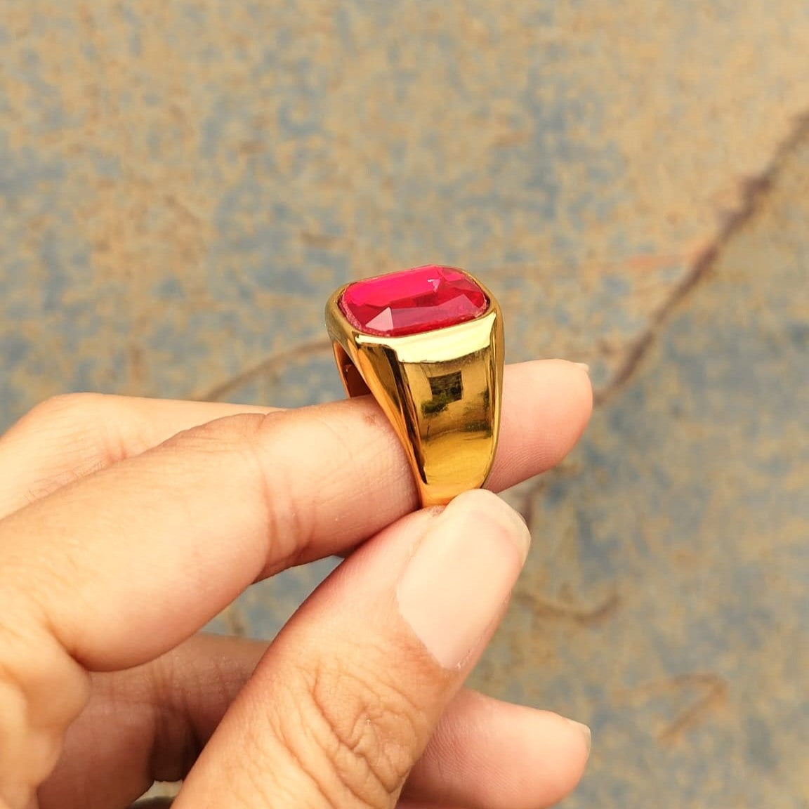 ANILLO DORADO PIEDRA ROJA