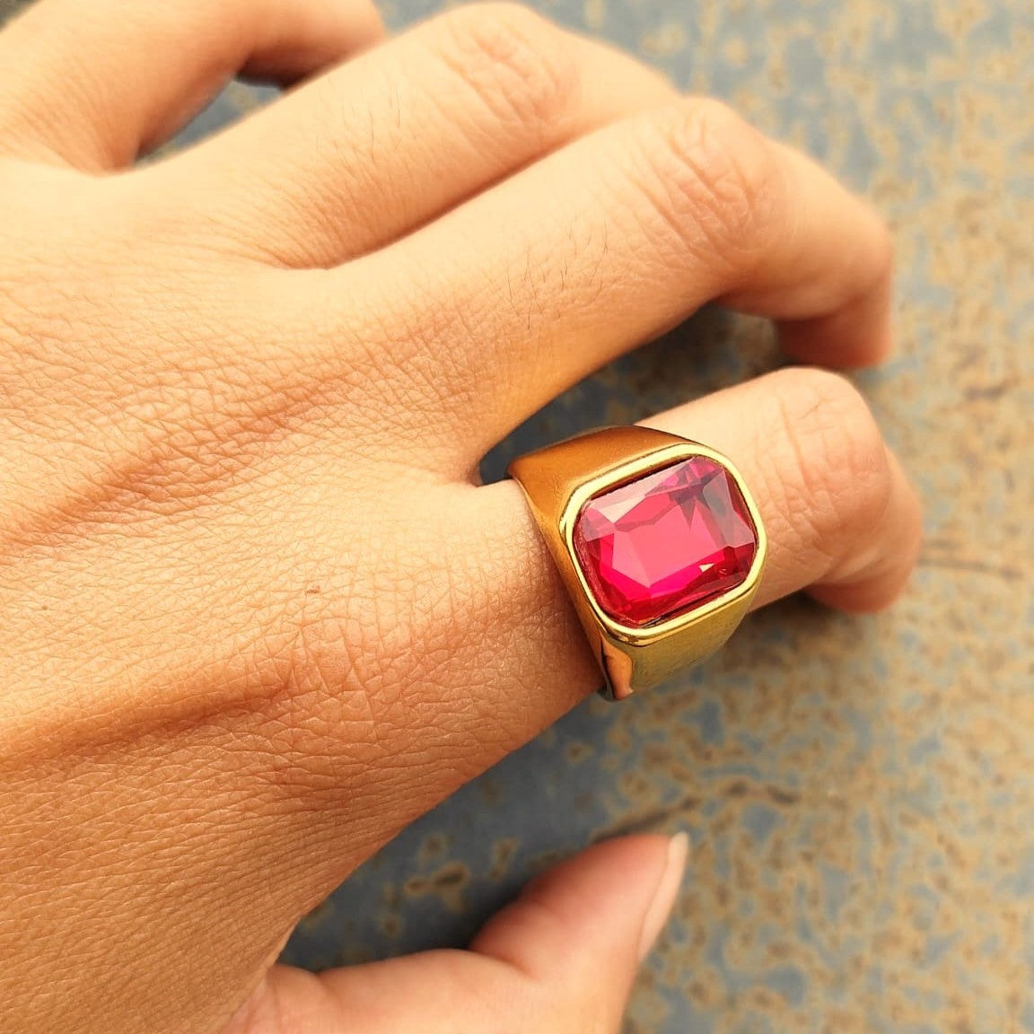 ANILLO DORADO PIEDRA ROJA