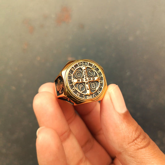 ANILLO SAN BENITO DORADO CUADRADO