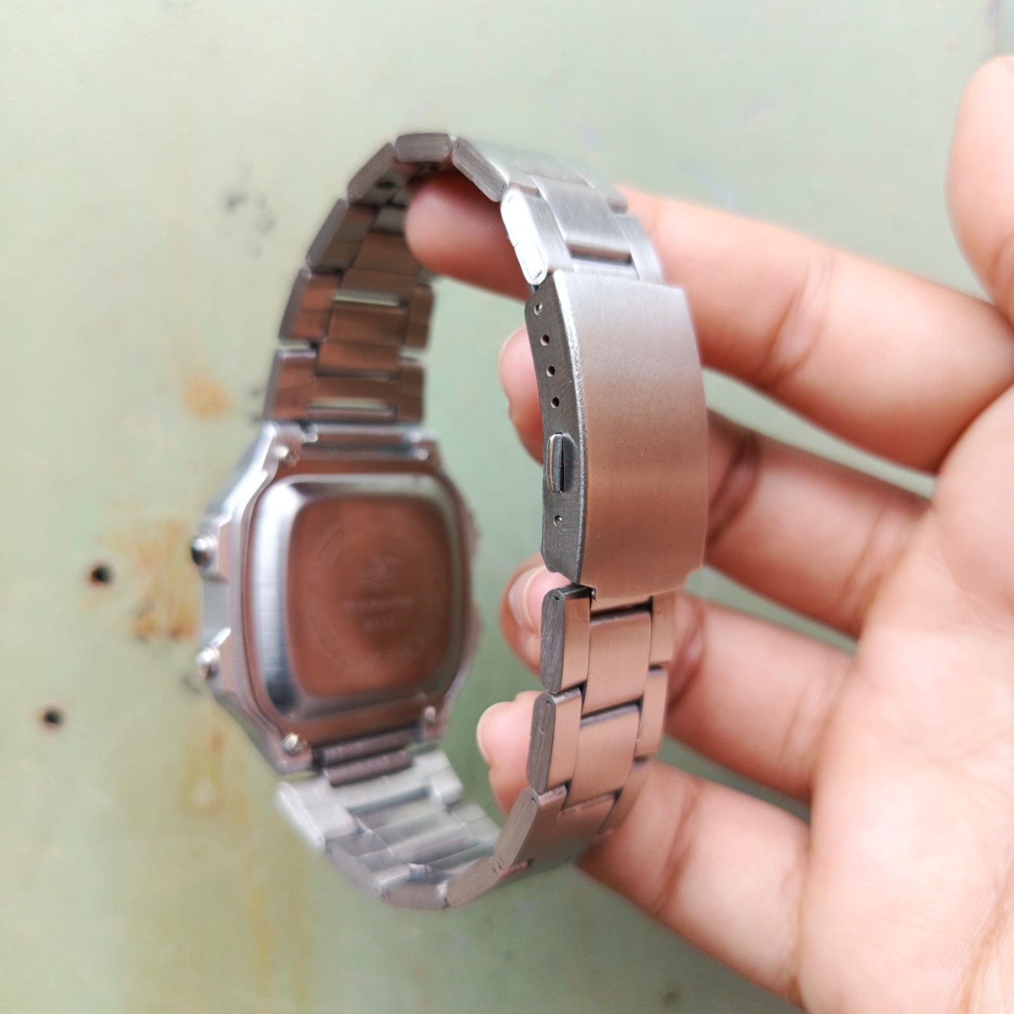 RELOJ PLATEADO ELEGANTE