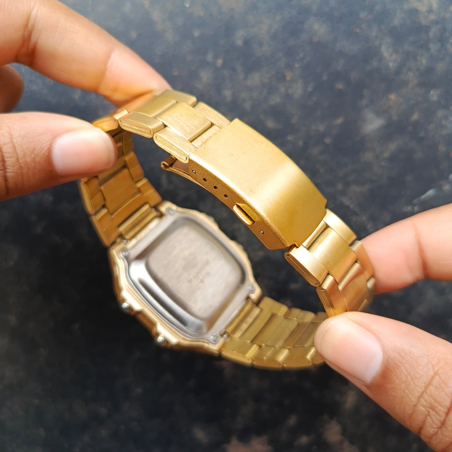 RELOJ DORADO ELEGANTE