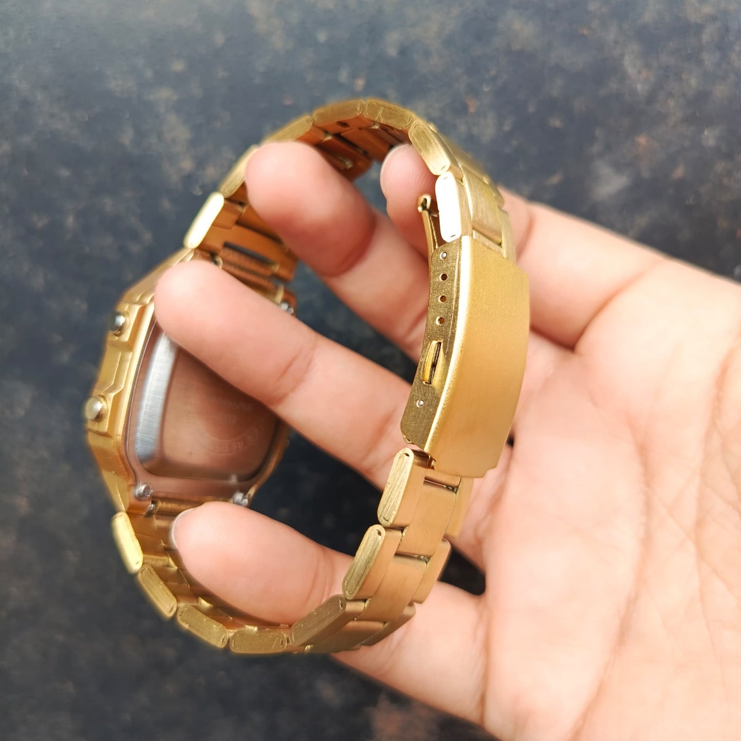 RELOJ DORADO ELEGANTE