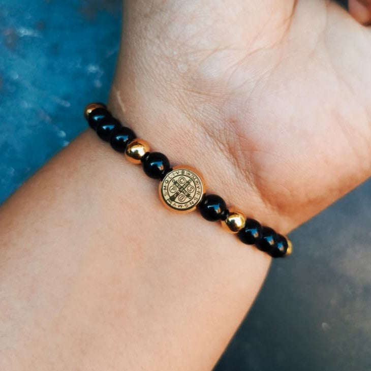 PULSERA SAN BENITO DORADO CON NEGRO