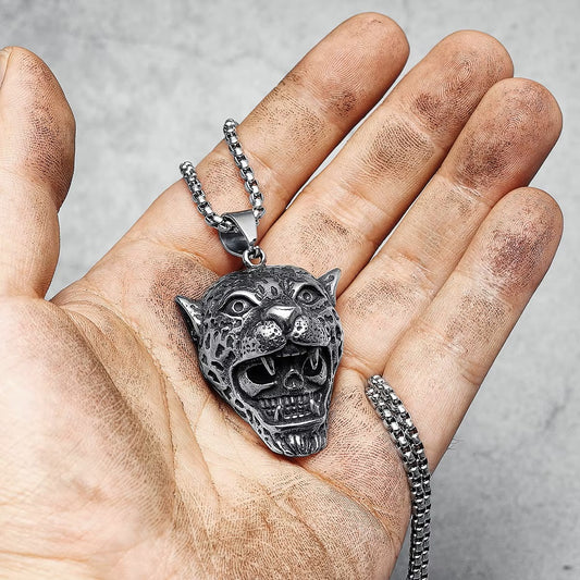 COLLAR LEON CON CALAVERA