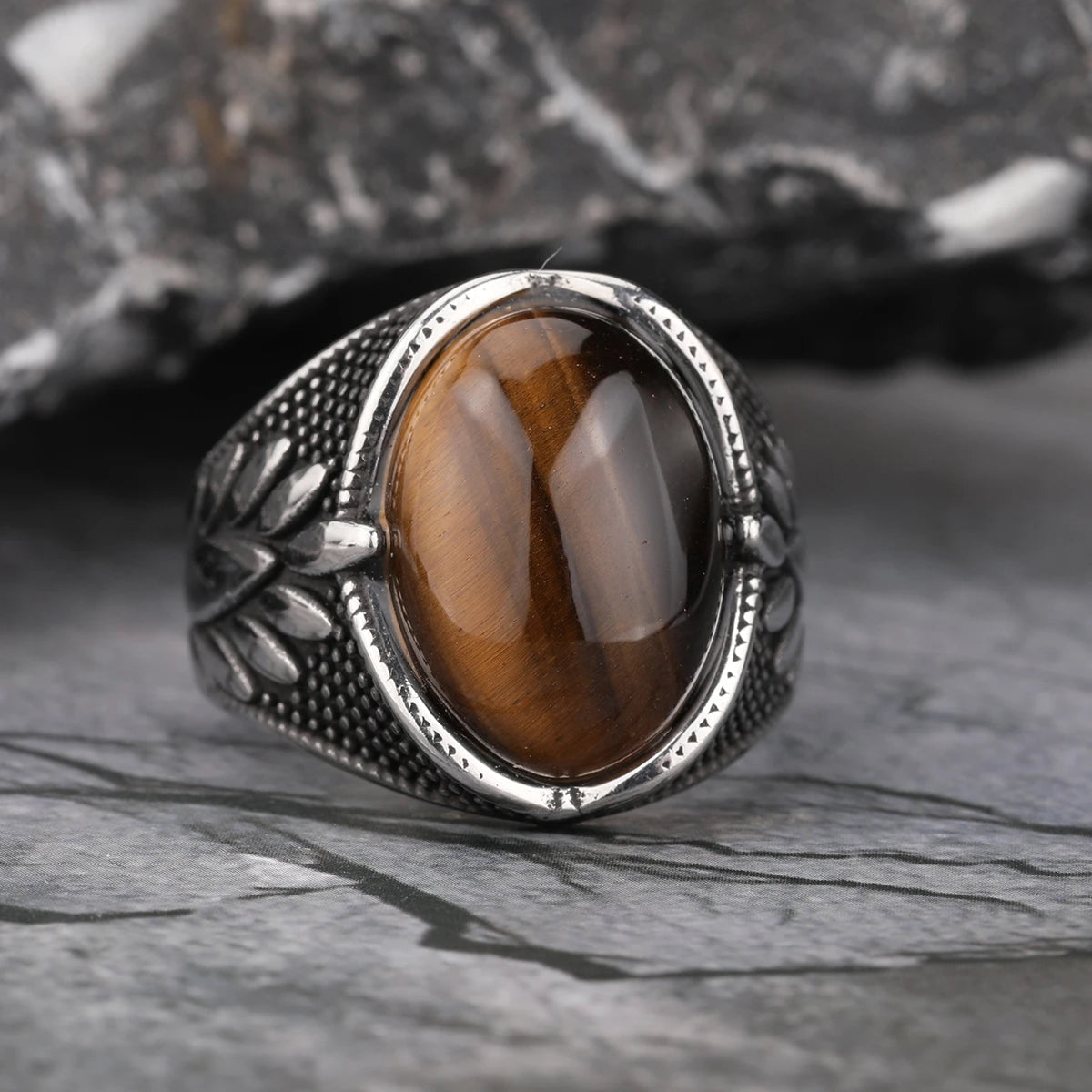 ANILLO CON PIEDRA OVALADA