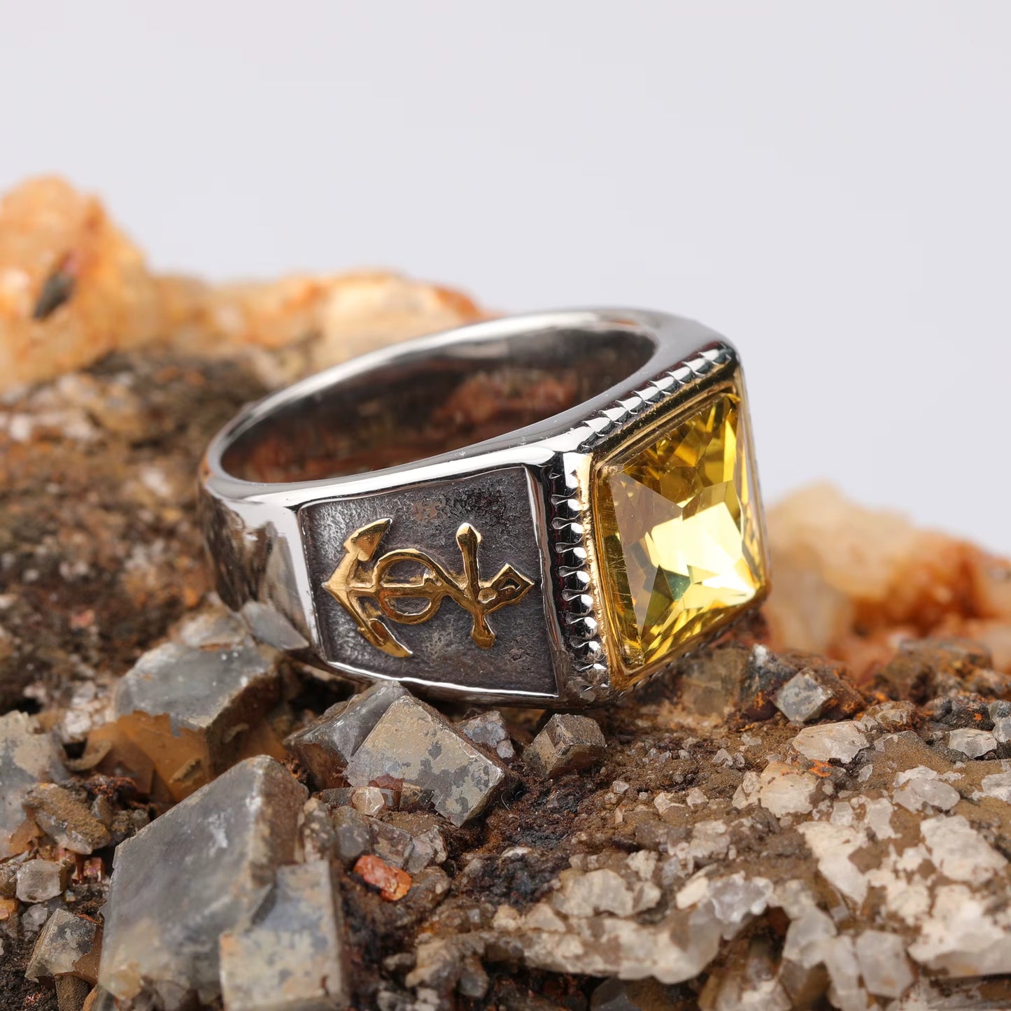 ANILLO CON PIEDRA Y ANCLA