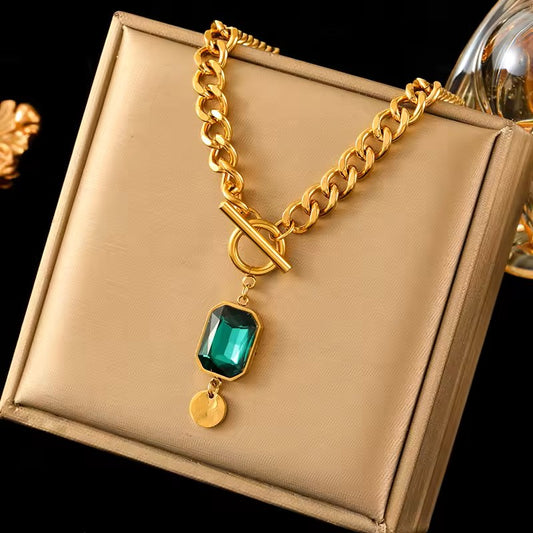 COLLAR CON GEMA VERDE