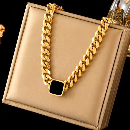 COLLAR CON DETALLE CUADRADO