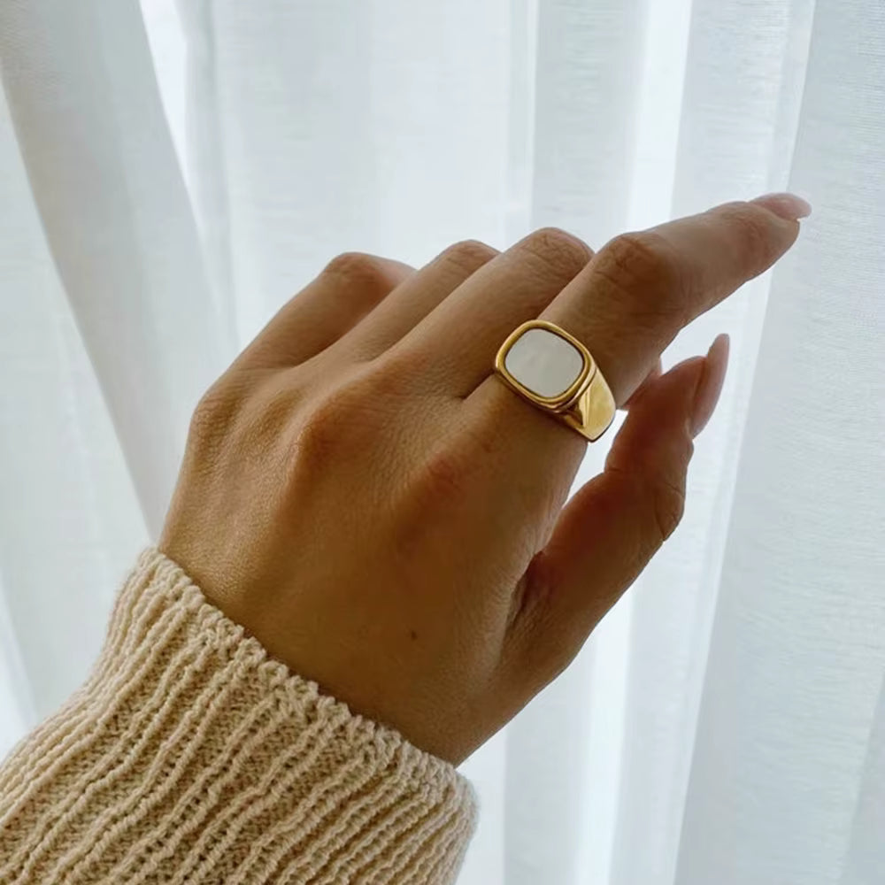 ANILLO CON CONCHA PULIDA