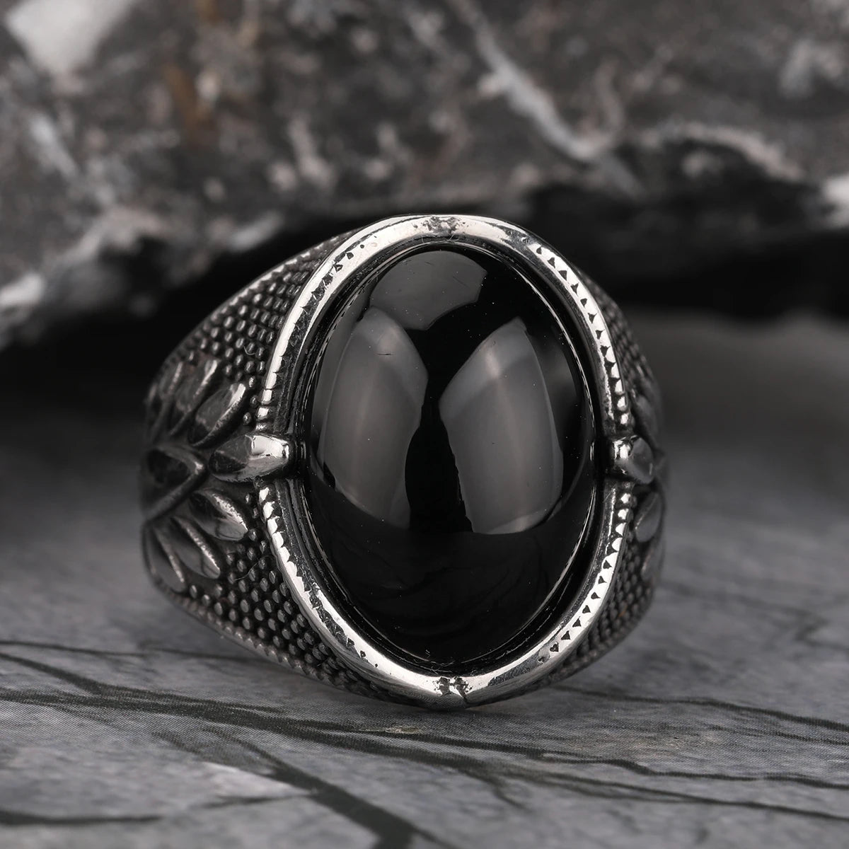 ANILLO CON PIEDRA OVALADA