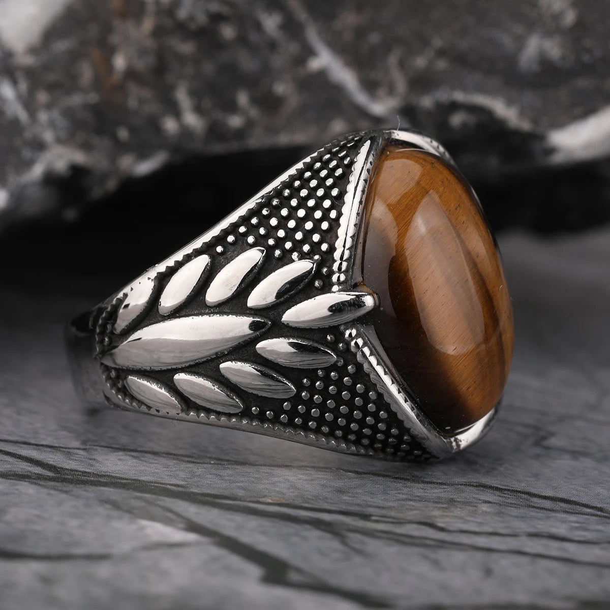 ANILLO CON PIEDRA OVALADA