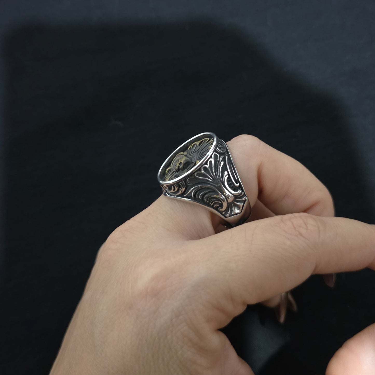 ANILLO OVALADO CON CALAVERA