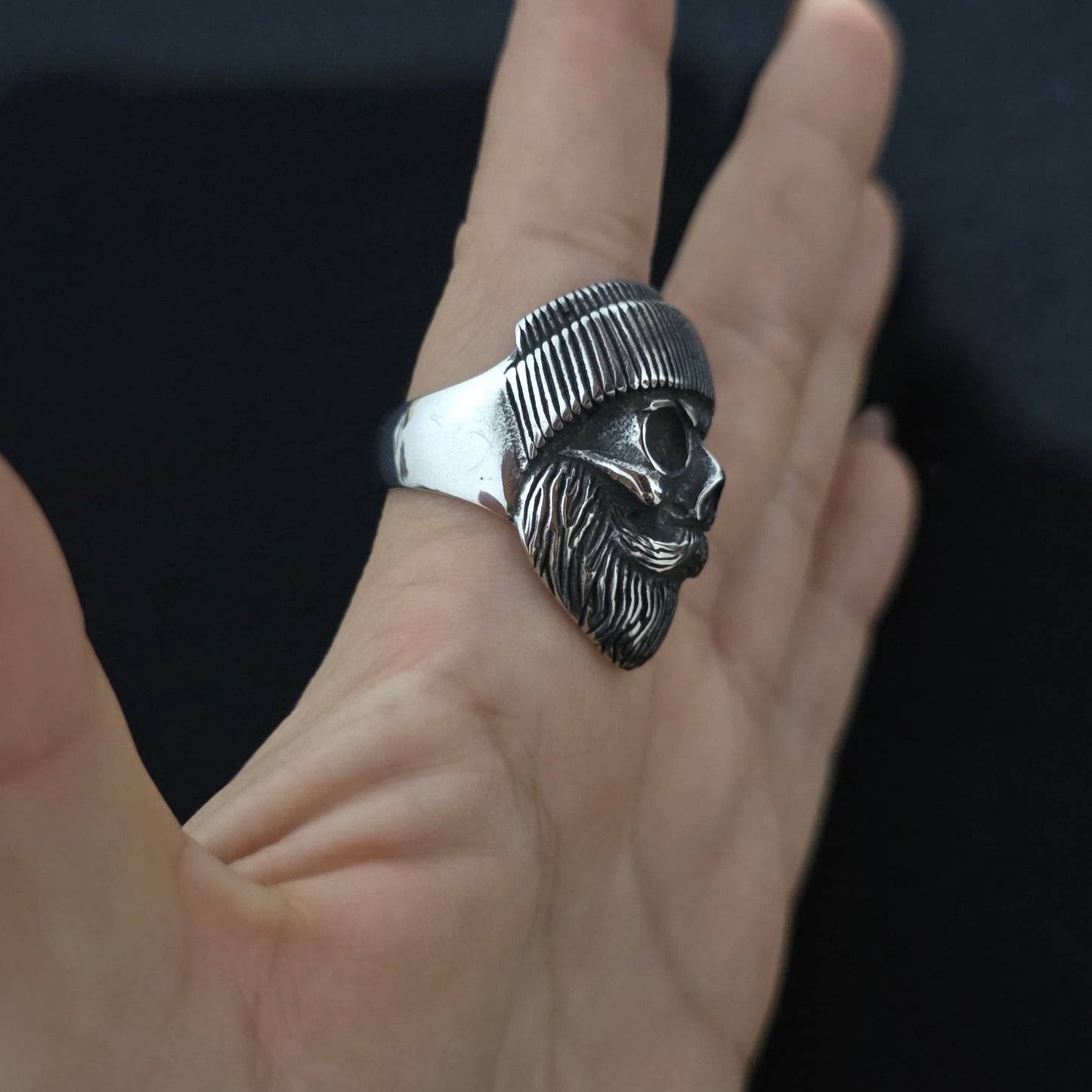 ANILLO CALAVERA CON CAPUCHA
