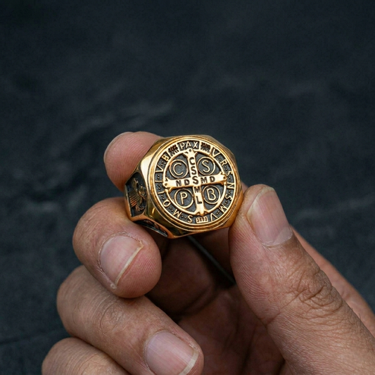 ANILLO SAN BENITO DORADO CUADRADO