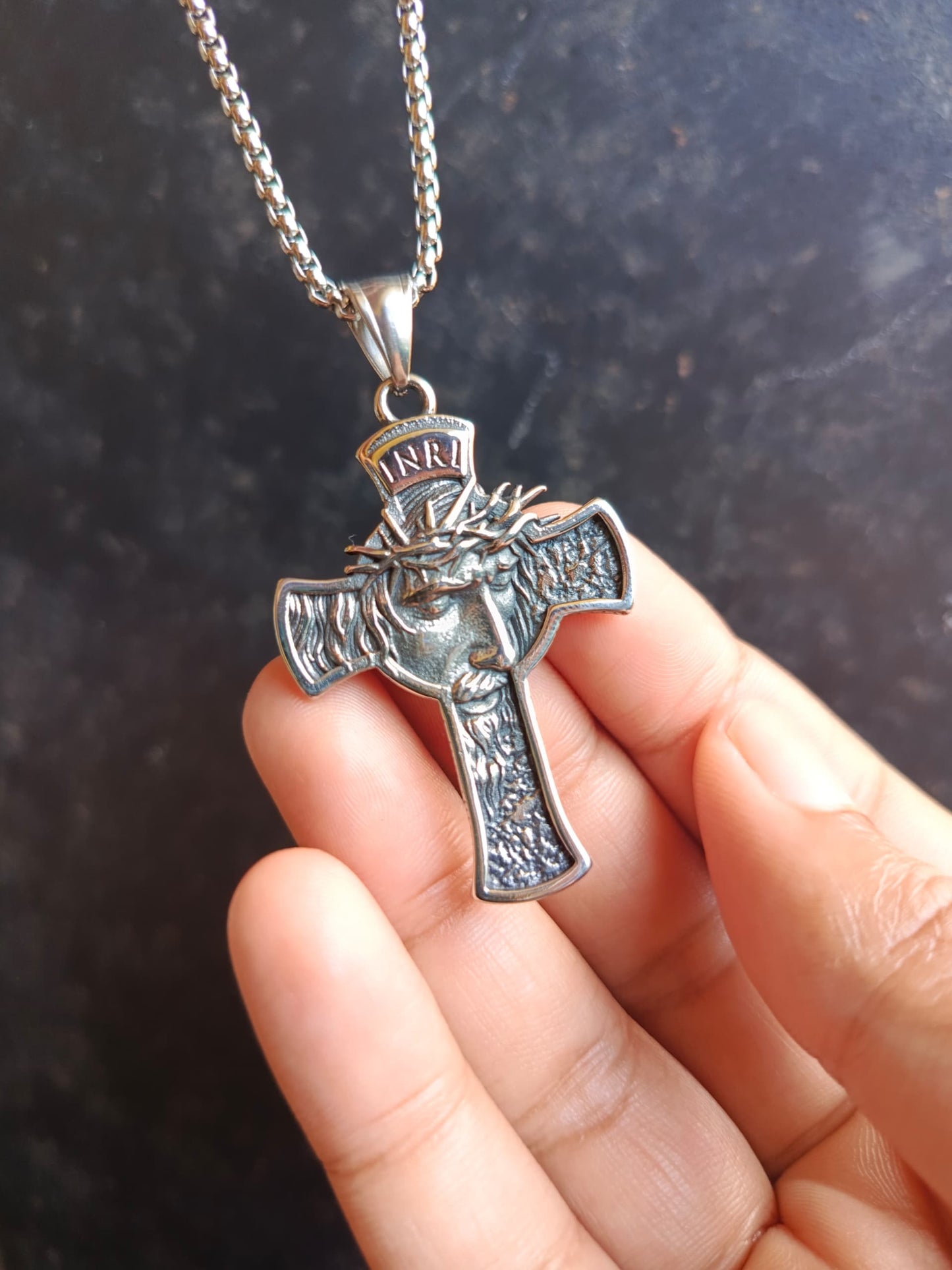 COLLAR CRUZ PLATEADA CON JESUS PEQUEÑA