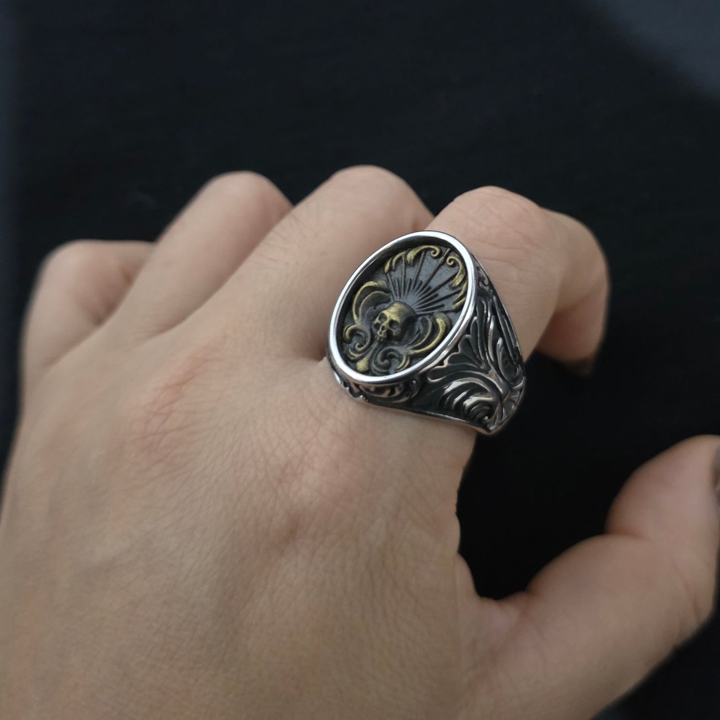 ANILLO OVALADO CON CALAVERA
