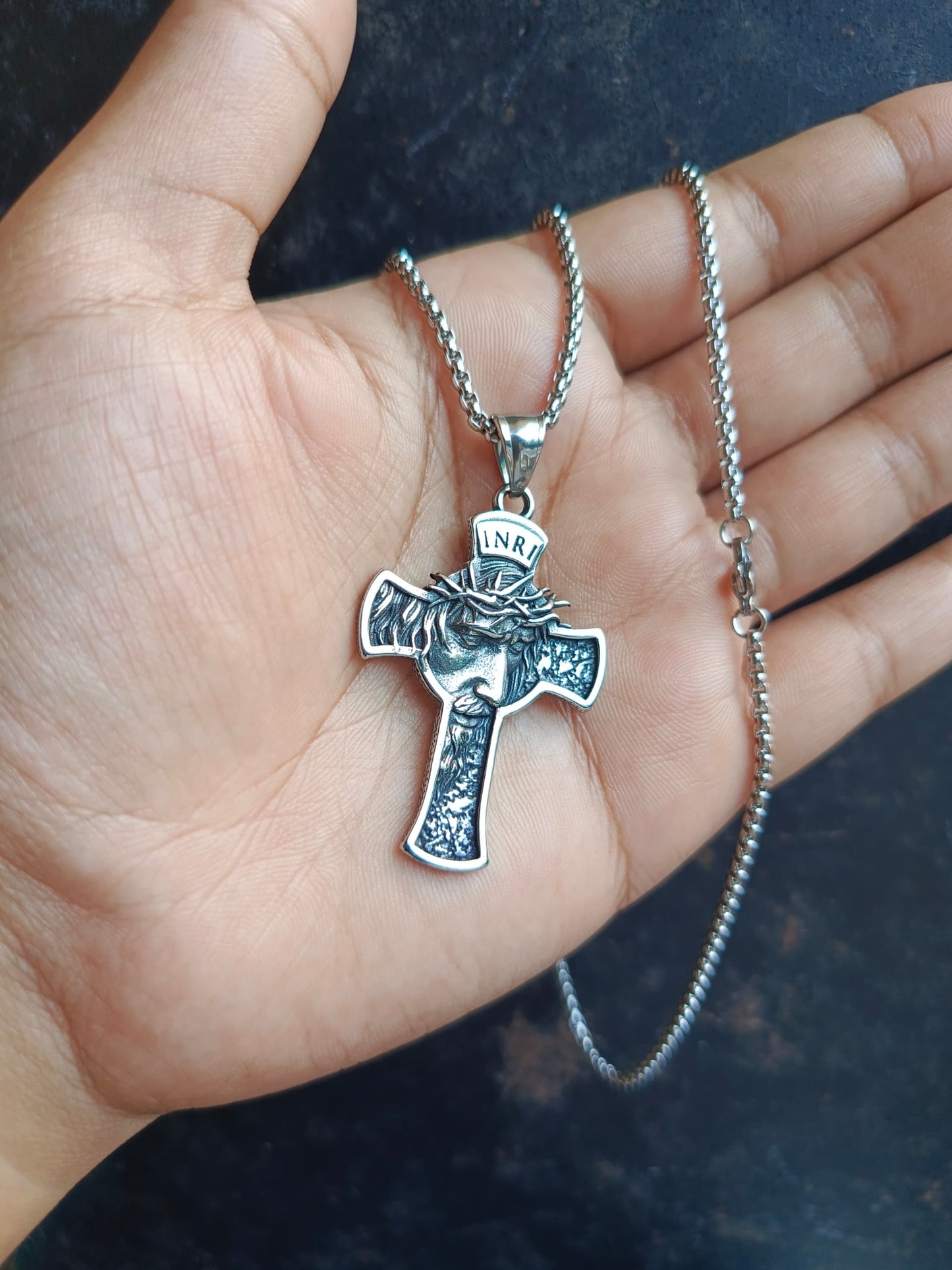 COLLAR CRUZ PLATEADA CON JESUS PEQUEÑA