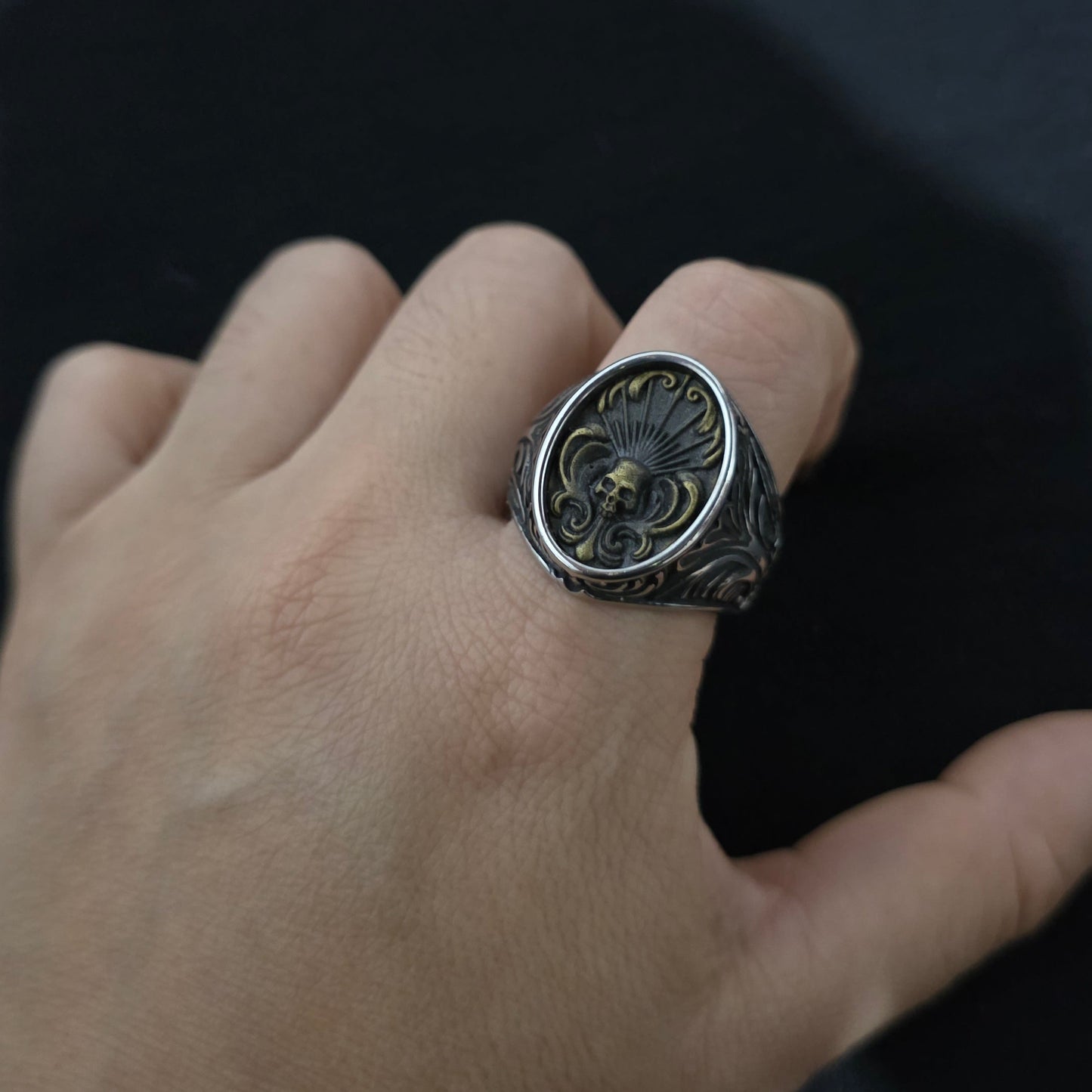 ANILLO OVALADO CON CALAVERA